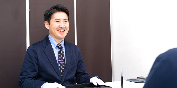 笑顔で接客するVサインのスタッフ