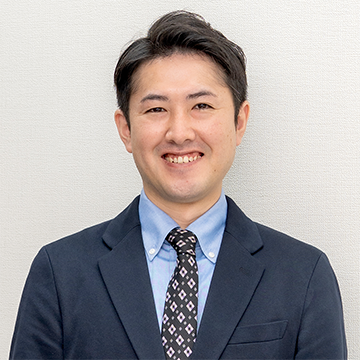 笑顔のVサインスタッフ1