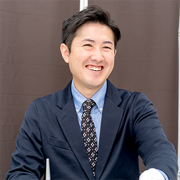 笑顔のVサインスタッフ3